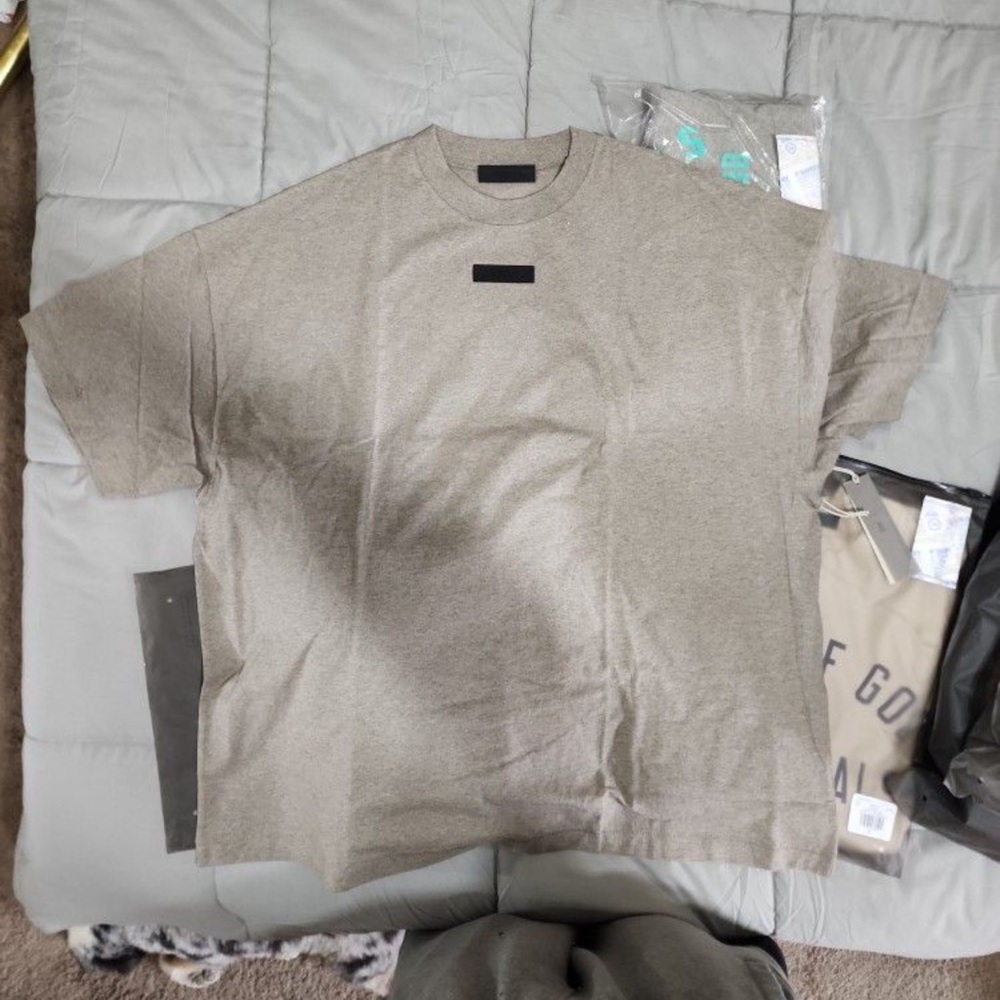 Fear Of God Essentials Short Sleeve - Heather grey.